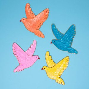 Vier handgemachte Pailletten-Aufnäher aus Mexiko in Form einer Taube, in den Farben Blau, Gelb, Lachs und Rosa.